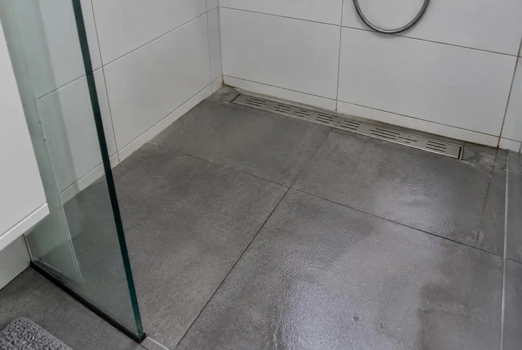 Lekdetectie Bilthoven – lekkende inloopdouche met natte voegen