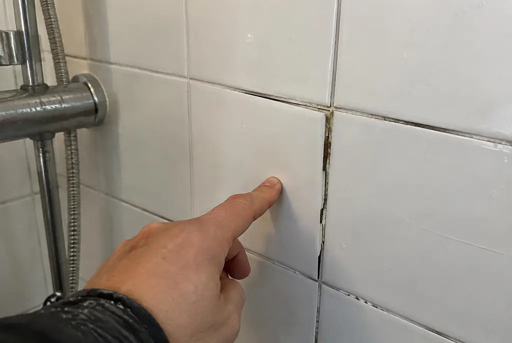 Lekdetectie Bilthoven – losse, holle badkamertegels door een lekkage