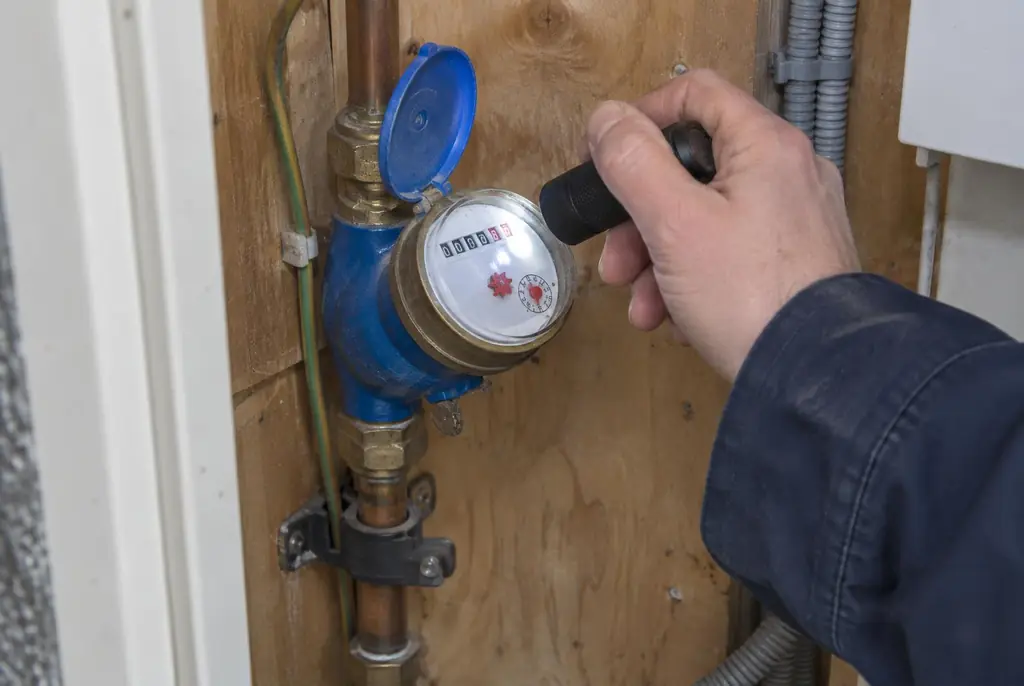 Lekdetectie Bilthoven – watermeter in de meterkast controleren met een zaklamp